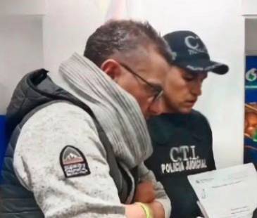 El hombre fue capturado en Ecuador cuando pretendía abordar un vuelo a Londres. FOTOS: FISCALÍA Y REDES SOCIALES
