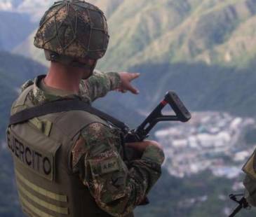 Los soldados fueron retenidos por la comunidad. FOTO: ARCHIVO - ESNEYDER GUTIÉRREZ