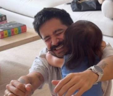 Camilo abrazando a su hija menor, Amaranto. FOTO: INSTAGRAM @CAMILO