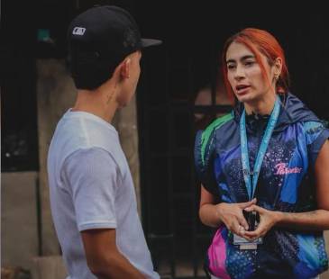 Los participantes reciben atención psicológica, acompañamiento en el territorio y acceso a alternativas de estudio y empleo. FOTO: ALCALDÍA DE MEDELLÍN