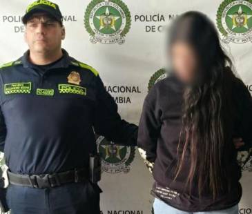 Yésica María Rico, alias la Sobrina y presunta integrante del Clan del Golfo, tras ser capturada. <b><span class="mln_small-caps_mln">/FOTO: POLICÍA NACIONAL </span></b>