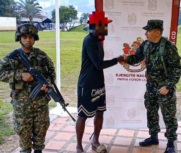 <span class="mln_uppercase_mln">El</span><b><span class="mln_uppercase_mln"> hombre fue retenido mientras se movilizaba en un bus. FOTO: CORTESÍA EJÉRCITO NACIONAL</span></b>