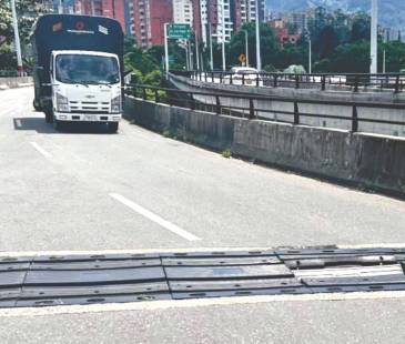 Los motociclistas son los actores viales más vulnerables ante esta situación, pues podrían perder el control de sus vehículos y provocar un accidente. FOTOS: FAISURY SÁNCHEZ Y CAMILO SUÁREZ