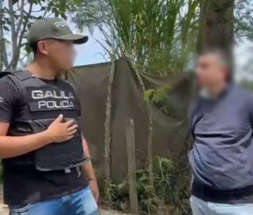 El momento en que los dos hombres fueron capturados en flagrancia por uniformados del Gaula. FOTO: POLICÍA METROPOLITANA