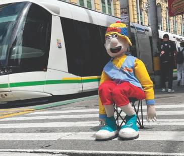 Los peatones que cruzan a las carreras y sin mirar para el piso terminan aporreados por el daño de estas vías en el centro de Medellín. FOTO: SINDY VALLE
