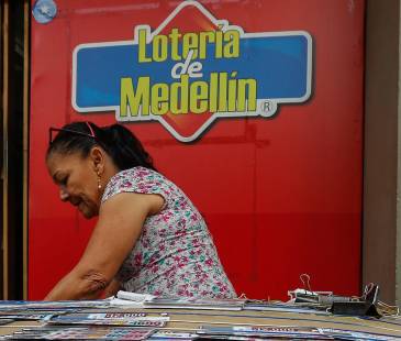 Venta de lotería en el centro de Medellín. FOTO: ARCHIVO - MANUEL SALDARRIAGA