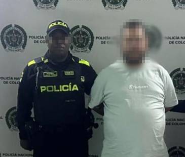 <span class="mln_uppercase_mln">Uno</span><b><span class="mln_uppercase_mln"> de los hombres fue capturado con una pistola. FOTO: CORTESÍA POLICÍA METROPOLITANA</span></b>