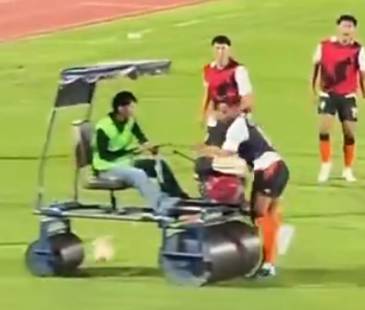 Momento exacto en el que el futbolista Andros Townsend<span class="mln_small-caps_mln"> fue atropellado. FOTO: REDES SOCIALES</span>