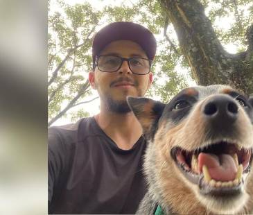 Las labores de Santiago incluyen paseo, educación y alimentación natural, y están enfocadas en los perros, cuya mente busca interpretar antes de intervenir. En las fotos está con su perra Jamaica. FOTO:CORTESÍA SANTIAGO NAVARRO