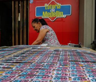 Venta de loterías en Medellín. FOTO: MANUEL SALDARRIAGA