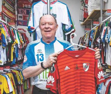 Gustavo coleccionaba camisetas de su amado Medallo. FOTO: JAIME PÉREZ