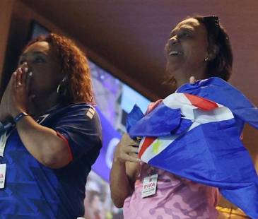 Ana Cándida Évora (centro)<span class="mln_small-caps_mln">, madre del portero de Cabo Verde, sigue el partido desde las tribunas apoyando a su hijo. FOTO: GETTY IMAGES</span>