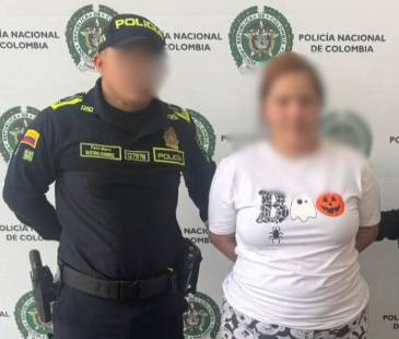 Ella es la mujer capturada por uniformados de la Policía Metropolitana en el barrio París, en Bello. FOTO: POLICÍA METROPOLITANA