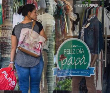 <span class="mln_uppercase_mln">El</span><b><span class="mln_uppercase_mln"> día del Padre mueve comercio relacionado con bares, restaurantes y ropa, entre otros. FOTO: ROBINSON SÁENZ</span></b>
