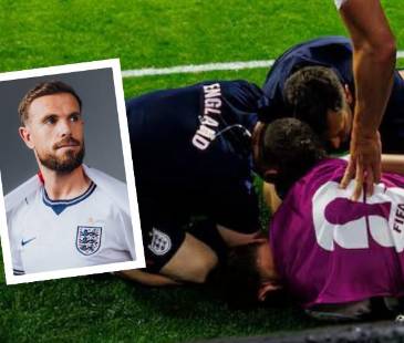 Así eran los gestos de dolor de Jordan Henderson al caer con todo el peso de su cuerpo sobre su mano izquierda. FOTOS: TOMADAS DE X @LA CARABFUTBOL_ (FONDO) E IG @JORDANHENDERSON (DETALLE)