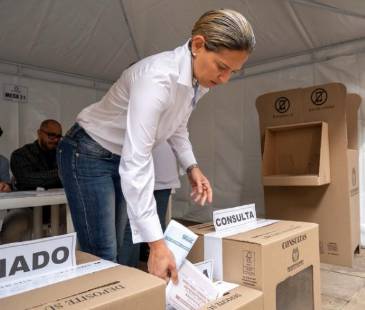Verónica Alcocer fue una de las primeras en votar, tras la instalación de la jornada electoral. FOTO: RED SOCIAL X @VERONICALCOCERG 