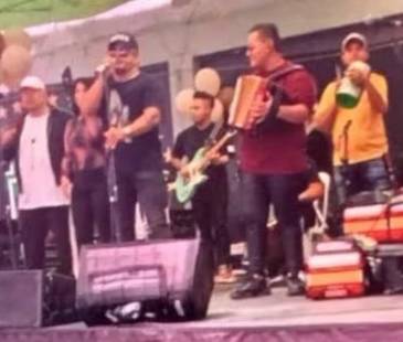 El cantante Nelson Velásquez durante la presentación musical en la cárcel de Itagüí. FOTO: CAPTURA DE VIDEO