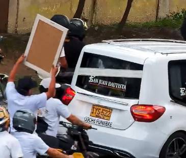 Los asistentes al cementerio estuvieron recorriendo la autopista Sur consumiendo licor, sin cascos y con las placas de algunos vehículos alteradas. FOTO: TOMA DE VIDEO
