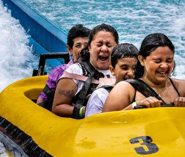 Familia disfrutando de la atracción ‘Viaje al Centro de la Tierra’ del Parque Norte. FOTO: ARCHIVO JAIME PÉREZ