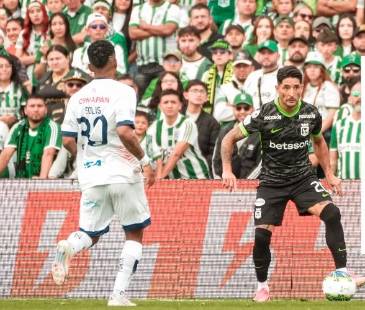 Lucas González (izq.) no quedó nada conforme con lo que mostró su equipo en el primer tiempo. FOTOS: MANUEL SALDARRIAGA Y CORTESÍA NACIONAL 