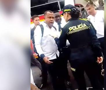 Usuarios en redes sociales lo catalogan como abuso de autoridad. FOTO: CAPTURA DE VIDEO REDES SOCIALES PRENSA PAISA