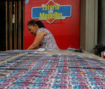 Venta de lotería en Medellín. FOTO: MANUEL SALDARRIAGA