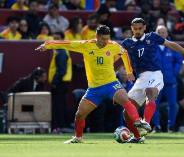 Al capitán James Rodríguez (izq.) se le nota la falta de minutos, ojalá pueda tener más ritmo en el tiempo que falta para la cita orbital. FOTO: GETTY
