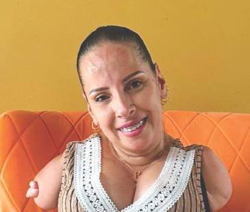 Paola Restrepo, artista que pinta con los pies. FOTO: FAISURY SÁNCHEZ