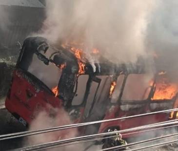 Momento de la emergencia en el barrio La Esperanza, en Castilla. FOTO: CORTESÍA DENUNCIAS ANTIOQUIA