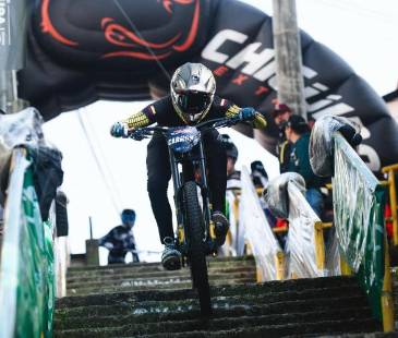 Los competidores desafían la gravedad y el cronómetro en las inclinadas calles de Manizales a más de 50 km<b><span class="mln_small-caps_mln">/h. FOTO: CORTESÍA DOWN TOWN MANIZALES</span></b>