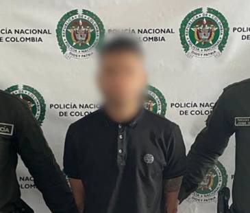 El presunto integrante del Clan del Golfo tras ser capturado por la Policía. FOTO: POLICÍA NACIONAL