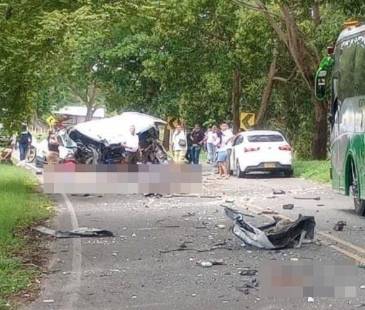 Un choque entre minivan y furgón dejío. FOTO: CORTESÍA