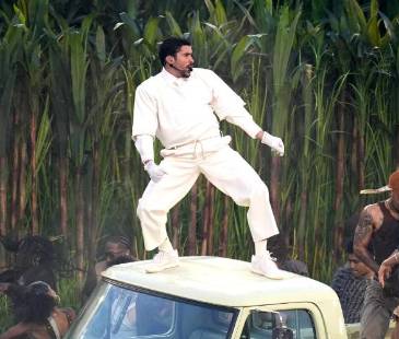 La presentación de Bad Bunny fue la más vista en la historia del Super Bowl, con más de 135 millones de espectadores. FOTO: TOMADA DE INSTAGRAM @nypost y @lorenelliotphoto