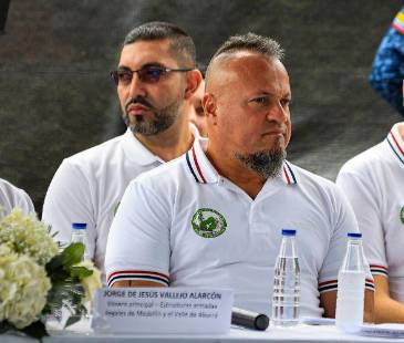 Adelante, alias Carlos pesebre; atrás (izq.) alias Iván El Barbado y alias Grande Pa (der.). FOTO: MANUEL SALDARRIAGA