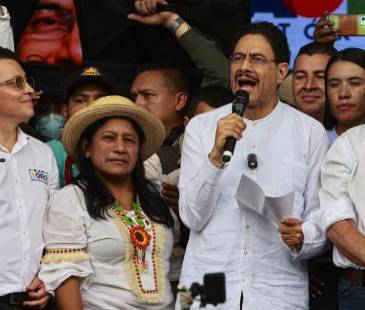 Durante la visita estuvo también Aida Quilcué (izq.), su fórmula vicepresidencial. FOTO: MANUEL SALDARRIAGA