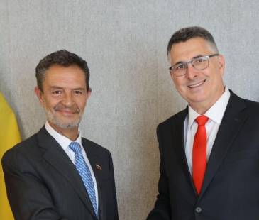 Gideon Saar (der.), ministro de Relaciones Exteriores de Israel, tras una reunión con Ómar Bula, quien ocupará el cargo de canciller durente el Gobierno de Abelardo de la Espriella. FOTO: GIDEON SAAR