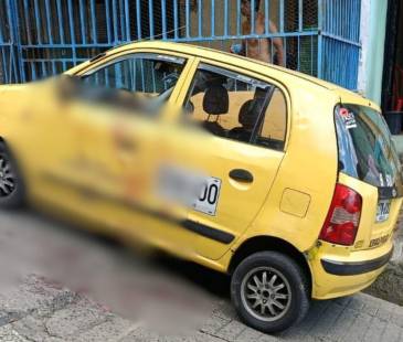 Así quedó el taxi tras la agresión al conductor. FOTO: CORTESÍA FREDDY ESCUDERO