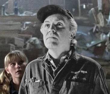 Kirsten Dunst (izquierda) y James Handy (centro) en la escena de Jumanji donde Handy interpretó al exterminador. FOTO: TMZ