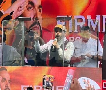 El candidato llegó escoltado y fue recibido con euforia. FOTO: CORTESÍA