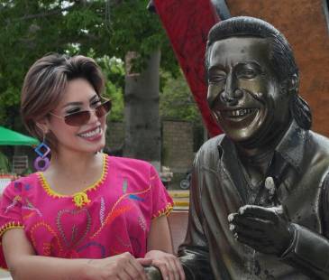 Ana del Castillo junto a la estatua de Diomedes Díaz en Valledupar. FOTO: INSTAGRAM @ANADELCASTILLOJ