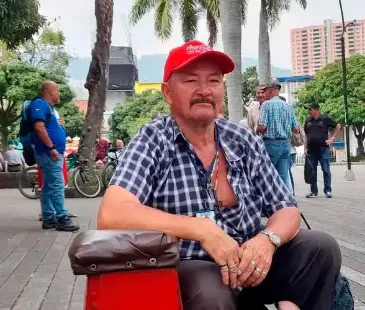 Juan Sánchez Muñoz lleva 30 años como lustrador de zapatos. Itagüí ha sido el municipio de sus mejores clientes y grandes amigos. / FOTO: DANIEL GONZÁLEZ JARAMILLO.