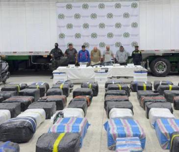 Incautación de drogas, armas, vehículos y dinero en un parqueadero de Copacabana. FOTO: CORTESÍA SECRETARÍA DE SEGURIDAD MEDELLÍN