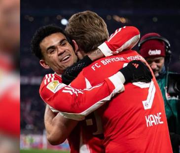 Luis Díaz abrazando a su compañero Harry Kane. FOTO: @LUISDIAZ19_