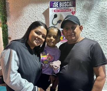 <span class="mln_uppercase_mln">Érika</span><b><span class="mln_uppercase_mln"> (izq. ) con su hija Victoria y el vecino que les devolvió la esperanza. FOTO: CORTESÍA - CON AUTORIZACIÓN DE LOS PADRES </span></b>