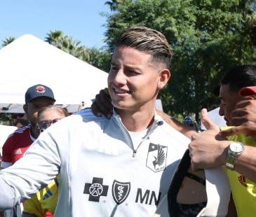 James Rodríguez con aficionados del Minnesota y de la Selección Colombia en Estados Unidos. FOTO: TOMADA DE X @MNUFC
