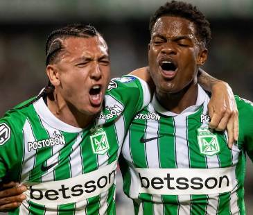 Ian Poveda (izquierda) y Andrés Felipe Román (derecha) en el partido entre Atlético Nacional y Junior de Barranquilla en el Atanasio Girardot. FOTO: CAMILO SUÁREZ