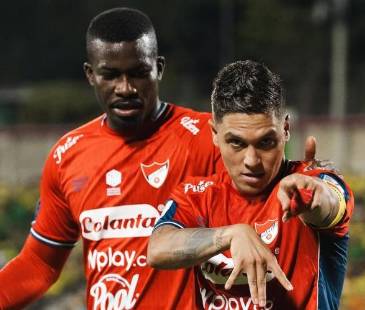 Juan Fernando Quintero (der.) le da, sin duda, otra cara al Medellín. Anotó su primer gol con el Poderoso en 5 juegos que lleva con el Rojo. FOTO: CORTESÍA DIM