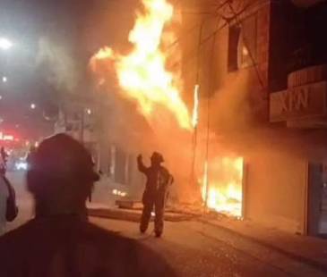 Las llamas alcanzaron varios cables en la parte de afuera del local y amenazaron con extenderse a otras viviendas. FOTO: MEDELLÍN OSCURA 