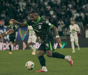 Los goleadores verdes, como Alfredo Morelos, no aparecieron en Manizales para darle la vuelta al marcador. FOTO: CORTESÍA NACIONAL