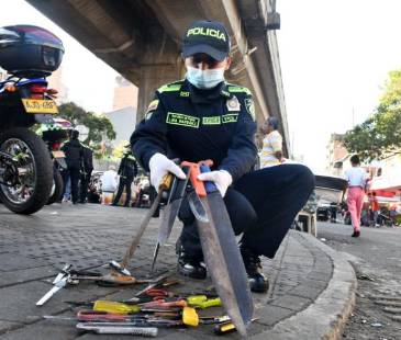 Más de 400 armas cortopunzantes fueron incautadas en el centro de Medellín. FOTO: POLICÍA METROPOLITANA VALLE DE ABURRÁ